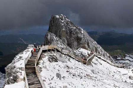 走在玉龙雪山步道上的徒步者