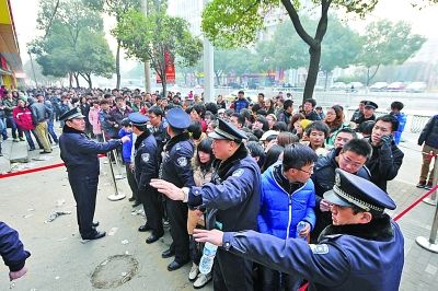 建宁路代售点前排起长龙。刘浏 摄(图片来源：扬子晚报)
