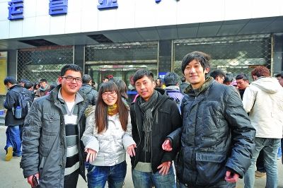 南京信息工程大学买票回家的四位学生。刘浏 摄(图片来源：扬子晚报) 