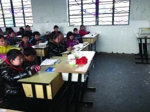 老师罚学生坐在黑板前 家长要求其下跪道歉