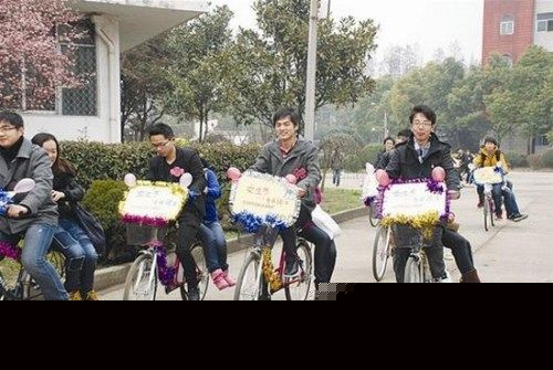 大学男生庆女生节推自行车免费送女生外出(图)