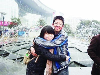 大四男生毕业前拥抱100个学妹 从未被拒绝