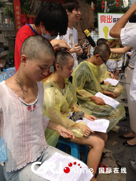 广州大学招生性别歧视：女生为上大学“剃光头”